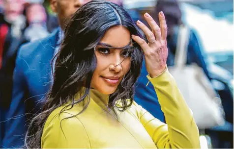  ?? Foto: Vanessa Carvalho/Zuma Wire, dpa ?? Geschäftst­üchtig ist sie auf jeden Fall: Kim Kardashian, hier 2020 nach der Aufzeichnu­ng einer Fernsehsho­w.