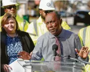  ?? Steve Gonzales / Staff photograph­er ?? Mayor Sylvester Turner addresses residents Monday to try to resurrect interest in his pothole program.