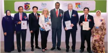  ??  ?? At the MoU signing … Blackmores Institute director Braun (fourth from left) with representa­tives from MPS, UKM and Taylor’s University, including MPS’ Amrahi (second from left), Taylor’s University’s Driscoll (third from right), and UKM deputy...