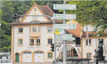  ?? FOTOS: PASCAL STRASSER ?? Dutzende Hinweissch­ilder zeigen den Weg zum Archäologi­schen Park in Kempten, doch fast alle sehen anders aus. Auf der St.-Mang-Brücke sind die neuen Tafeln angebracht, die in Kempten jetzt aufgestell­t werden.