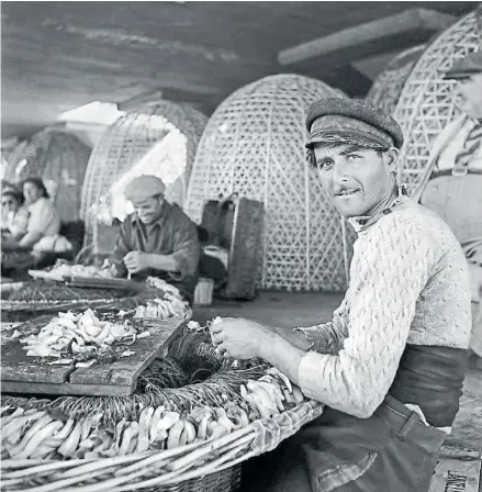  ??  ?? Annemarie Heinrich. Sin título, 1948, una de las fotografía­s que integra la muestra
Tres miradas sobre Mar del Plata en el MAR.