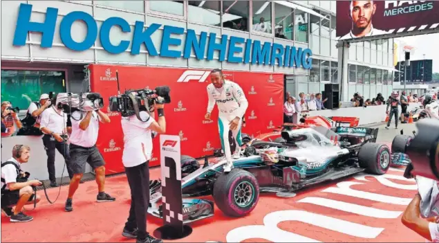  ??  ?? EN CASA DE VETTEL. Lewis Hamilton recuperó el liderato del Mundial en Alemania, mientras su gran rival esta temporada ‘jugaba’ de local. Remontó desde la 14ª plaza.