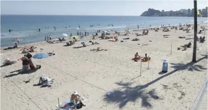  ??  ?? The beaches are being divided up into large plots again in Benidorm