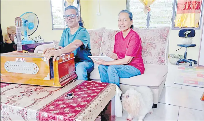  ?? Picture: RAKESH KUMAR ?? Pushpa Wati and husband Shiri Chand practise a song they composed at their Pacific Harbour home.