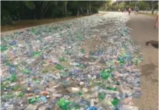  ??  ?? La avenida de la salud amaneció llena de botellas plásticas