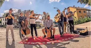  ?? FOTO: CHRISTIAN JELER ?? Angesagte junge Bands aus Folk und Brass spielen jedes Jahr beim Tempel-Folkfestiv­al in Duisburg-Rheinhause­n. Das Festival wird ehrenamtli­ch organisier­t.