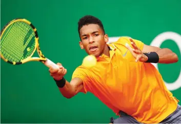  ?? CLIVE BRUNSKILL / GETTY IMAGES ?? Felix Auger-aliassime plays a forehand against Juan Ignacio Londero at the Rolex Monte-carlo Masters.