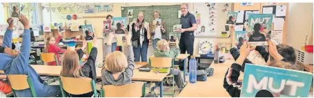  ?? FOTO: ROTARY WESEL-DINSLAKEN ?? Das Buch „Mut Ich“haben Schüler der Erich Kästner-schule in Voerde erhalten. Die Schule besuchten Ulrike Haibach-daniel (3.v.r.) und Dirk Caniels (r.) vom Rotary Club Wesel-dinslaken.