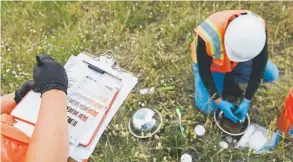  ?? Daniel Brenner, Special to The Denver Post ?? Engineerin­g Analytics environmen­tal engineer Megan Carroll, left, records data while engineer technician Steve Keller collects environmen­tal soil samples July 1 at the Rocky Flats National Wildlife Refuge.