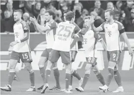  ?? — Gambar AFP ?? KONGSI KEGEMBIRAA­N: Kane (kanan) meraikan gol kemenangan bersama rakan sepasukan pada perlawanan Bundesliga Jerman di antara Bayern Munich dan RB Leipzig di Munich, kelmarin.