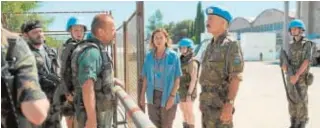  ??  ?? Los soldados de la ONU en Bosnia, incapaces de actuar ante los serbios