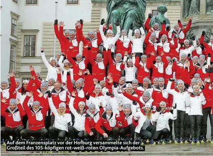  ??  ?? Auf dem Fran zen splatz vor der Hofburg versam m elte sich der G roßteil des105- köpfig en rot- weiß- roten Olym pia- Aufg ebots.