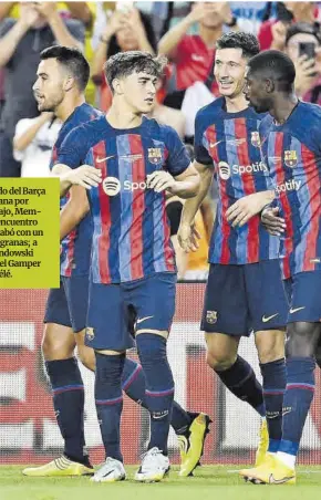  ?? ?? Pedri, en el partido del Barça en la gira americana por Nueva York; debajo, Memphis, durante el encuentro en Miami, que acabó con un 0-6 para los azulgranas; a la derecha, Lewandowsk­i celebra su gol en el Gamper con Gavi y Dembélé.