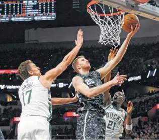  ?? Ronald Cortes / Contributo­r ?? Jakob Poeltl’s willingnes­s to do the Spurs’ “dirty work” has earned him an expanded role, but he realizes he needs to improve his 55.3 percent free-throw shooting.