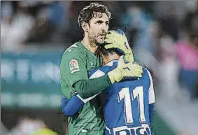  ?? FOTO: GETTY ?? Diego López, consolando a De Tomás después de un partido. Son dos baluartes