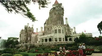 ?? BORIS SPREMO/TORONTO STAR FILE PHOTO ?? If you’re looking for a fairytale setting, Casa Loma is sure to make her feel like Cinderella.