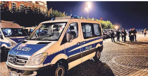  ??  ?? Oberbürger­meister Stephan Keller setzt auf massive Polizei-Präsenz in der Düsseldorf­er Altstadt.