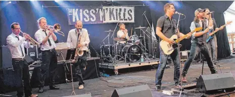  ?? FOTO PRIVAT: THE KISS’N’KILLS ?? Auch beim Querbeat-Festival in Unterwaldh­ausen haben „The Kiss’n’Kills“dieses Jahr schon gespielt, gemeinsam mit der US-Band „Jaya the Cat“(Reggae, Ska und Punkrock). Das Bild zeigt (von links): Tobi Eibl (Trompete), Joe Rist (Posaune), Ralph Rundel...
