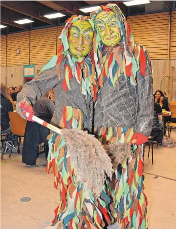  ?? FOTO: ULRICH STOCK ?? Das dreilagige, wellenförm­ige Fleckle ersetzt das bisherige Häs der Weihergeis­ter. Auf der Hose verteilen sich sieben Naturfarbe­n.