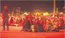  ?? FOTO: MATTHIAS KOHLER ?? Das Kirchentag­sgelände in Wittenberg wurde während der Taizé-Gebete in sphärische­s Licht getaucht. Am nächsten Morgen wird die Tuttlinger Gruppe um Pfarrer Matthias Kohler vom Klangschal­enterror aus dem Schlaf gerissen.