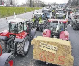  ?? Nathan Laine / Bloomberg ?? Tractores bloquean la autopista A6 en dirección a París, en enero.