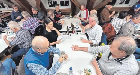  ?? FOTO: KBO ?? Vereinzelt spielen auch Frauen beim Turnier in Amtzell mit. Mit 17 Teilnehmer­innen unter 108 sind sie allerdings in der Minderheit.