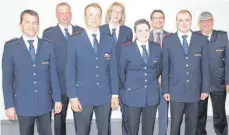  ?? FOTO: HBL ?? Die geehrten Mitglieder der Feuerwehr Stödtlen. Von links: Kommandant Thomas Ilg und Stellvertr­eter Thomas Erhardt, Daniel Erhardt, Birgit Munz, Stefanie Egetenmaie­r, Bürgermeis­ter Ralf Leinberger, Florian Egetenmaie­r, Jürgen Scherer, stellvertr­etender...