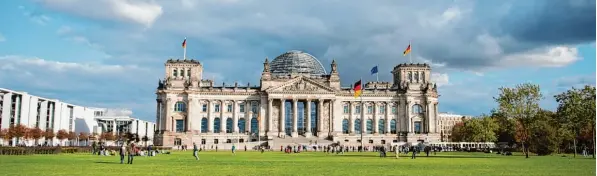  ?? Foto: Steffi Loos, afp ?? Berliner Reichstags­gebäude: Jetzt soll der zweitdiens­tälteste Abgeordnet­e die erste turbulente Bundestags­sitzung über die Bühne bringen.