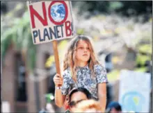  ??  ?? “Nemamo Planet B” i “Majka Zemlja ne umire, nju se polako ubija” neki su od natpisa na brojnim transparen­tima koje su nosili mladi prosvjedni­ci u gotovo svim većim svjetskim gradovima