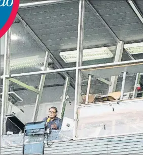  ?? FOTO: PERE PUNTÍ ?? Joaquim Maria Puyal en la cabina de retransmis­iones del Camp Nou