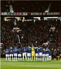  ??  ?? Jogadores do Everton perfilados para um minuto de silêncio antes da partida contra o Manchester United