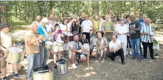  ??  ?? Un moment très fort, le courant est passé entre Danyel Waro et les musiciens de la Batukasol de Solincité