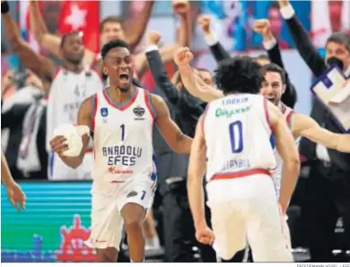  ?? FRIEDEMANN VOGEL / EFE ?? Beaubois, Larkin y Micic celebran la victoria del Anadolu Efes en la final de la Euroliga ante el Barcelona.