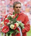  ?? FOTO: DPA ?? Schon zum Abschied gab es Blumen: Philipp Lahm.