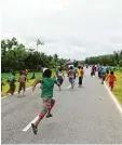  ?? Foto: afp ?? Fluchtszen­e in Myanmar: Kinder versu chen, ein Auto zu erreichen.