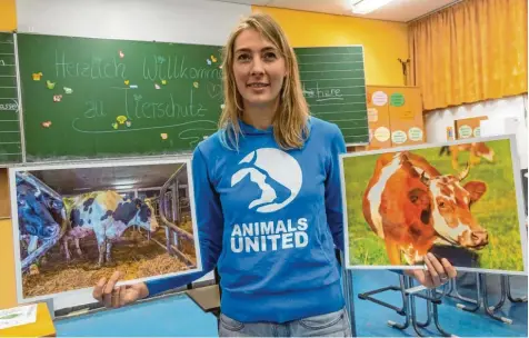  ?? Foto: Peter Kneffel, dpa ?? Melanie Reiner, Geschäftsf­ührerin der Tierrechts­organisati­on Animals United, will die Kinder in der Tierschutz-AG der Mittelschu­le an der Bernaysstr­aße in München auch darüber aufklären, dass Tiere oftmals anders leben, als es im Fernsehen und in der Werbung gezeigt wird.