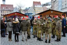  ?? Foto: Thorsten Jordan ?? Die Buden der Fliegenden Weihnachts­männer des LTG 61 auf dem Landsberge­r Hauptplatz sind ein beliebter Treffpunkt.