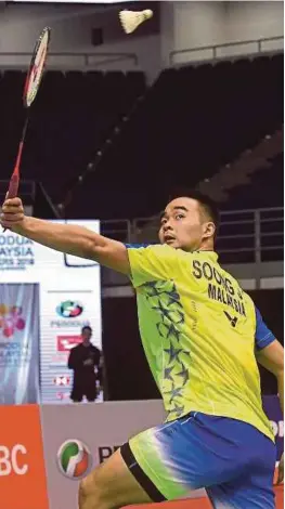  ?? [ FOTO BERNAMA ] ?? Joo Ven menewaskan Sony pada aksi kedua pusingan kelayakan di Axiata Arena, Bukit Jalil, semalam.