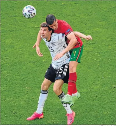  ?? MATTHIAS HANGST / EFE ?? El portugués Rúben Dias pugna con el alemán Thomas Müller.