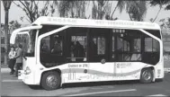  ?? CHAI HUA / CHINA DAILY SHAANXI ?? A self-driving bus begins its test run on a public road in Shenzhen on Saturday.