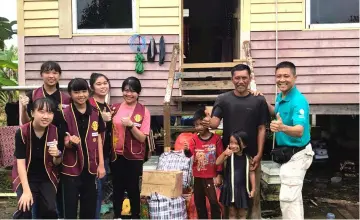  ??  ?? (From right) Kelvin and A’mshah, seen here with his two younger children, in a photo-call with SMK Arang Leo Club members.