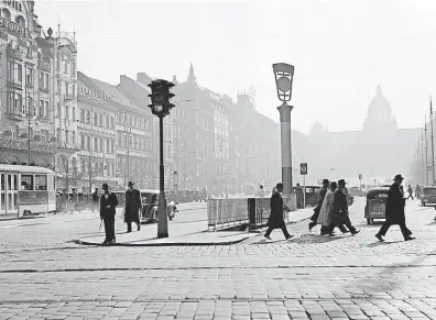  ?? Václavské náměstí roku 1940. Minulost se nevrátí a na novou situaci je nutné reagovat, píše autor. FOTO ČTK ?? Čistý vzduch aminimální provoz.