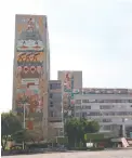  ??  ?? Los murales y esculturas de la SCT del centro SCOP, en Xola y Universida­d.