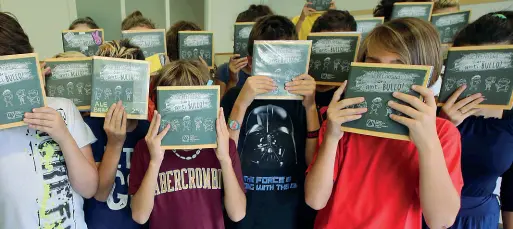  ?? (foto Radaelli) ?? In classe Alcuni degli studenti delle Preziosine di Monza con il diario anti bullismo. Il diario è stato stampato in 600 copie