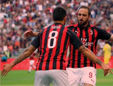  ??  ?? Suso, 25 anni, abbraccia Gonzalo Higuain, 31: lo spagnolo è pronto a rientrare in campo, il Pipita vuole aumentare il bottino di 5 gol