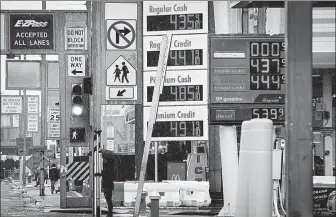  ?? MIKE SEGAR / REUTERS ?? Prices are displayed at a gasoline station in New Jersey, United States, this month.