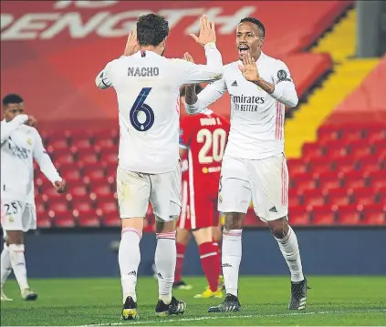  ?? FOTO: GETTY ?? Nacho y Militao, los dos centrales suplentes aguantaron la defensa del Madrid en los tres partidos más importante­s del curso