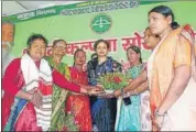  ?? ANI PHOTO ?? JMM leader Kalpana Soren being felicitate­d at a party workers' meeting at Gandey in Giridih on Tuesday.