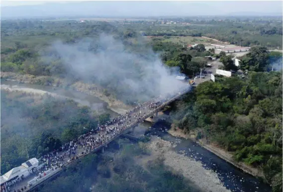  ?? AFP ?? Toma aérea de los enfrentami­entos en el puente Francisco de Paula Santander en la frontera entre Colombia y Venezuela.