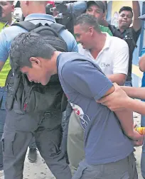  ??  ?? TRISTEZA. El pequeño Denis Javier fue sepultado en el cementerio de la López Arellano. Por segunda vez fue detenido Jhony Elí Santos y otra vez fue dejado libre.